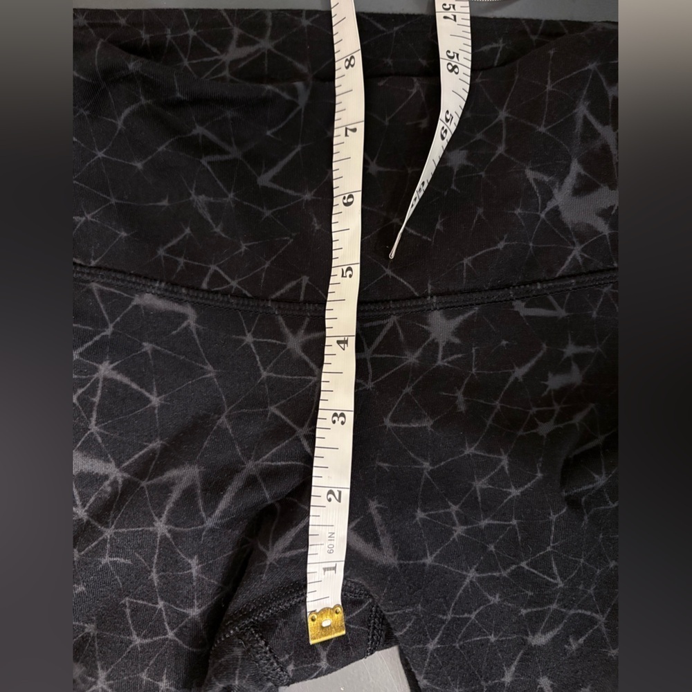 Lululemon CLOSET CLEANOUT crop run pants geometrical design in blacks size XS - Picture 5 of 7